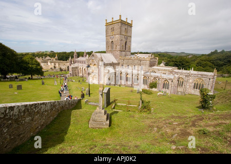 St. Davids Kathedrale und Friedhof in St David s Pembrokeshire Stockfoto