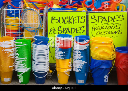 Bunte Eimer und Spaten ein Souvenirshop am Meer Stockfoto