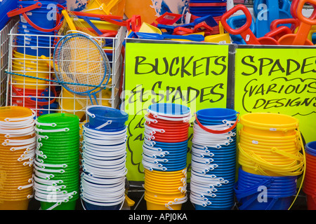 Bunte Eimer und Spaten ein Souvenirshop am Meer Stockfoto