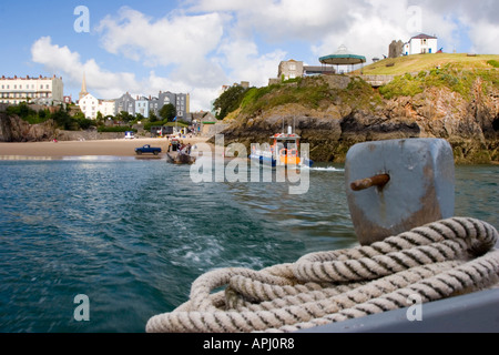 Rückblickend als das Boot nach Caldey Island verlässt den Strand von Tenby Stockfoto