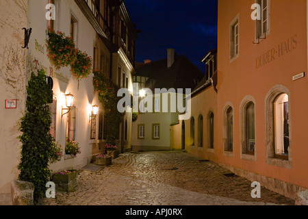 Kopfsteinpflaster im mittelalterlichen Rothenburg bei Nacht Deutschland Stockfoto