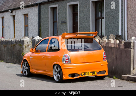 Junge Rennfahrer parkten außerhalb Oma bungalow Stockfoto