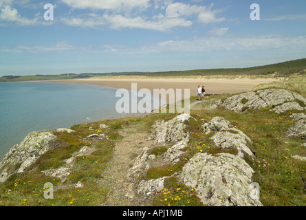 Paare, die auf Küstenpfad Llanddwyn Insel Anglesey North Wales Stockfoto