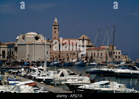 Geographie/Reisen, Italien, Apulien, Trani, den Hafen und die Kathedrale San Nicola, Additional-Rights - Clearance-Info - Not-Available Stockfoto