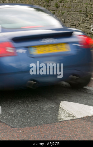 Ein Auto über eine Geschwindigkeit Buckel In ein AA finanzierte Studie solche Verkehrsberuhigungsmaßnahmen Doppel Kohlendioxidemissionen gefunden wurden Stockfoto