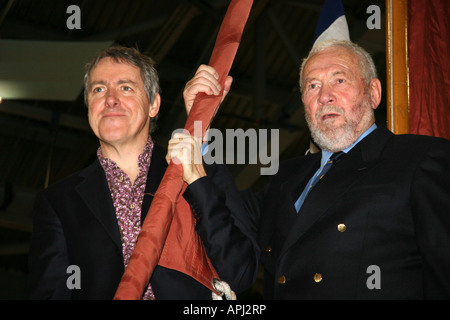 Griff Rhys Jones Schauspieler, Schriftsteller und Bootseigner und Sir Robin Knox-Johnston Bootfahren Legende der Eröffnungsshow Stockfoto