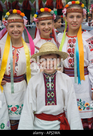 Gruppe von Kindern in ukrainischer Tracht Stockfoto