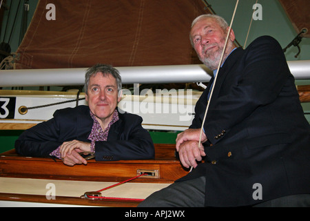 Griff Rhys Jones Schauspieler, Schriftsteller und Bootseigner und Sir Robin Knox-Johnston Bootfahren Legende der Eröffnungsshow Stockfoto