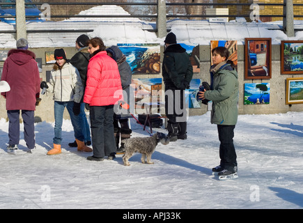 Menschen Surfen im freien Kunstausstellung am Rideau Canal Skateway während Winterlude in Ottawa Stockfoto