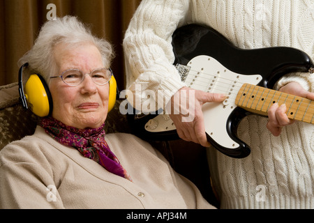 Ältere Dame tragen Ohr ^ Verteidiger und selbstgefälligen Blick Stockfoto