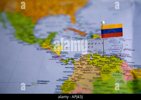 Flagge Pin auf der Weltkarte in der Hauptstadt von Venezuela Caracus platziert Stockfoto