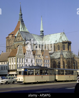 Geografie/Reisen, Deutschland, Mecklenburg-Vorpommern, Rostock, Marienkirche, Marienkirche, Markt, Außenansicht, Europa, Mecklenburg-Vorpommern, Mecklenburg-Vorpommern, Maria, Verkehr, Verkehr, Straßenbahn, Seilbahn, historisch, Menschen, 20. Jahrhundert, Stockfoto