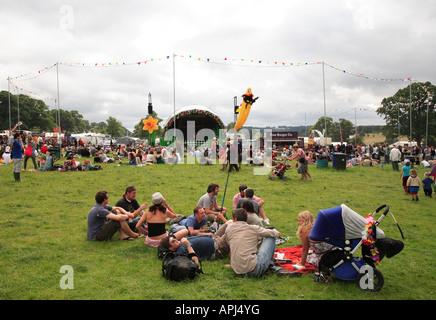 Familien und Freunde auf dem Big Chill Festival, Eastnor Castle, Ledbury, Herefordshire UK. Stockfoto