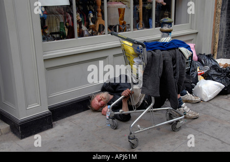 Obdachloser schläft in einem Hauseingang Shop in Brick Lane Ost-London. Stockfoto