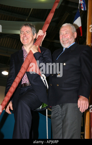 Griff Rhys Jones Schauspieler, Schriftsteller und Bootseigner und Sir Robin Knox-Johnston Bootfahren Legende der Eröffnungsshow Stockfoto