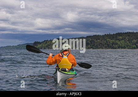 Männlichen Paddler am Puget Sound Stockfoto