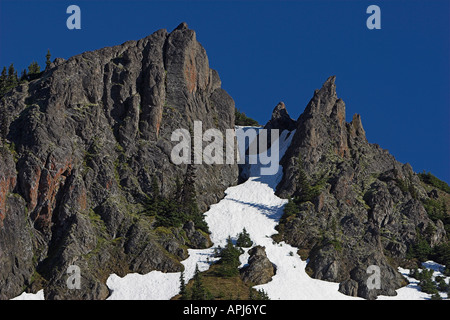 Felsigen unbenannte Berggipfel und blauer Himmel Stockfoto