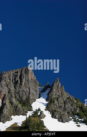 Rocky Mountain Top und blauen Sommerhimmel Stockfoto