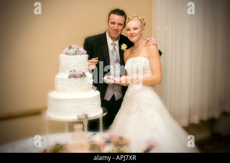 Braut und Bräutigam schneiden Kuchen Stockfoto