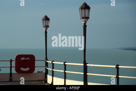 Blick auf das Meer vom Pier in Worthing in West Sussex England Stockfoto