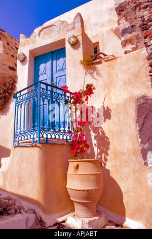 Haus mit blauen Türen und Geländer im Hügel Dorf "Pyrgos' 'Santorini'"Griechenland" Stockfoto