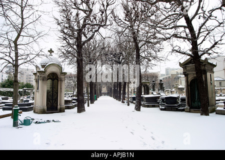 Grenelle Friedhof im Schnee rue St Charles Paris 15. Frankreich Stockfoto