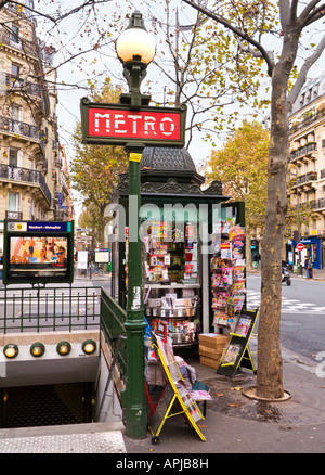 Eingang zur Paris Metro-Station, Place Monge, auf dem Boulevard Saint-Germain Stockfoto