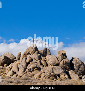 Gipfel von Lone Pine Peak und Granit Boulder Bildung typisch für die Alabama Hills, Kalifornien Stockfoto