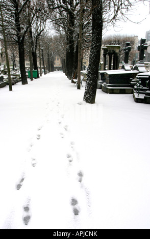 Fußspuren im Schnee Grenelle Friedhof rue St Charles Paris 15. Frankreich Stockfoto