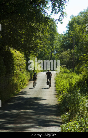 Radfahrer auf der Landstraße in der Nähe von Worston Lancashire Stockfoto