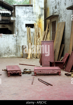 Gefärbten Tabellen Trocknung in einem Workshop Innenhof, Dai Nghiep Möbel Dorf, Hanoi, Vietnam Stockfoto