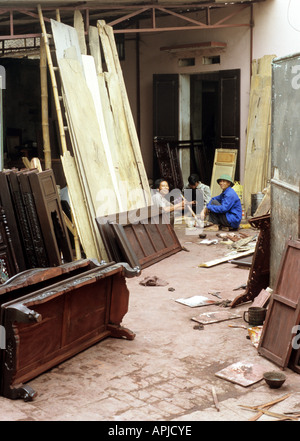 Gefärbten Tabellen Trocknung in einem Workshop Innenhof, Dai Nghiep Möbel Dorf, Hanoi, Vietnam Stockfoto