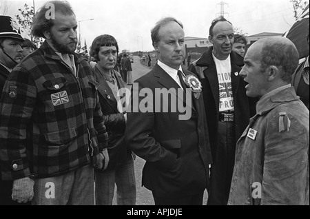 John Tyndall (Mitte) Führer des rassistischen politischen Teils der National Front Birmingham hier mit seinen Leutnants gesehen. 1976 1970S UK HOMER SYKES Stockfoto