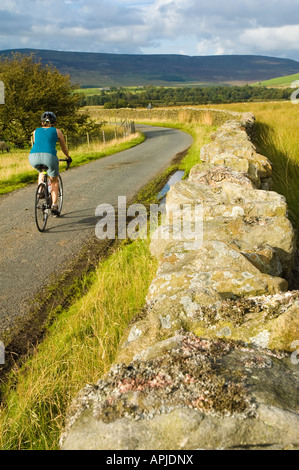 Radfahrer auf der Landstraße in Wyresdale Lancashire Stockfoto