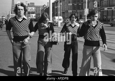 1970er Jahre Unisex Mode modische Jumper Teenager im Urlaub Golden Mile Blackpool Lancashire England Großbritannien 70er Jahre 1974 HOMER SYKES Stockfoto