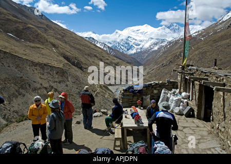 Trekker ruhen in einem Tee-Stall. Auf dem Weg zum Thorung Phedi (4450m). Annapurna Circuit Trek. Nepal Stockfoto