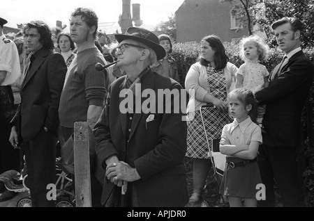 Durham Coal Miners Gala, County Durham England 1974. Arbeitergruppe von Menschen, Familie und Freunden, die die Parade beobachten. HOMER SYKES AUS DEN 1970ER JAHREN Stockfoto