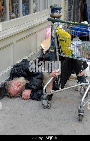 Obdachloser schläft in einem Hauseingang Shop in Brick Lane Ost-London. Stockfoto