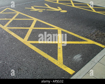 Die Markierungen für einen Elternteil und Kind Parkplatz in einem Supermarkt Stockfoto