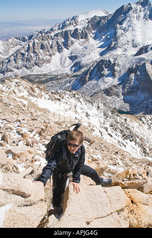 Weibliche Wanderer erklimmt Felsen am Südgrat des Mount Gould (13005ft - 3964m), Eastern Sierra Nevada Mountains, Kalifornien Stockfoto