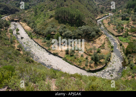 Die Río Hurdano im abgelegenen Dorf El Gasco Las Hurdes Spaniens Stockfoto