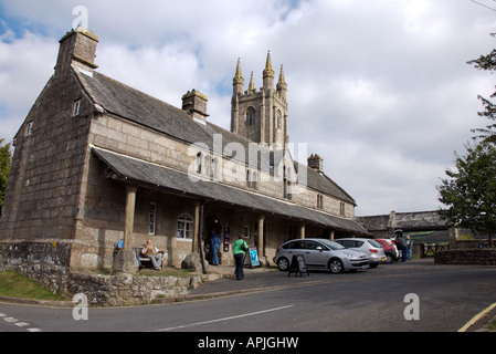 Besucher außerhalb der Sexton Cottage und St Pancras Kirche, Widecombe in das Moor, Devon Stockfoto