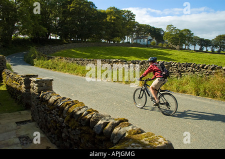 Radfahrer auf der Landstraße in der Nähe von North Yorkshire zu begleichen Stockfoto