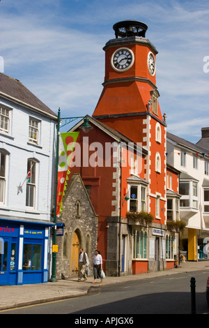 Uhrturm in der Hauptstraße von Pembroke Wales Stockfoto