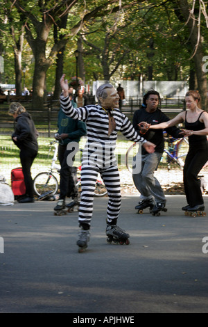 Menschen, die Eislaufen im Central Park in New York Stockfoto