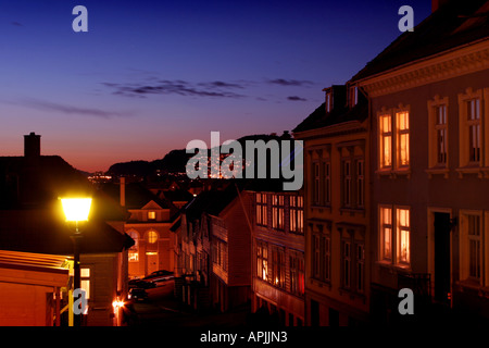 Villa in den Hügeln über Bergen Norwegen am Abend Stockfoto