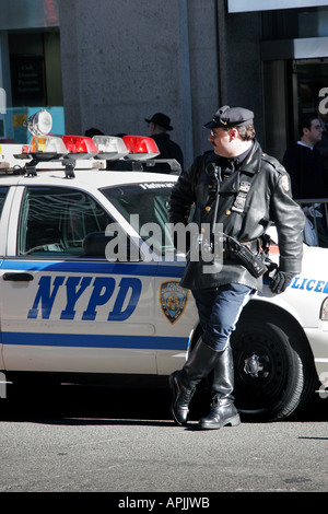 NYPD Polizist auf Wall Street New York City Stockfoto