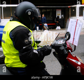 Ein Praktikant Taxifahrer "The Knoweldge" in London zu tun. Mit einem kleinen Motorrad wäre Treiber Routen erfahren Sie, worauf sie seltene regelmäßig getestet. York, Kings Cross, London, UK Stockfoto