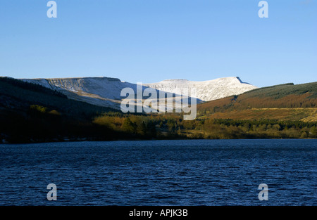 Wintertag am Pentwyn Stausee mit Pen y Fan & Mais Du im Hintergrund, Brecon Beacons, Powys, Wales Stockfoto