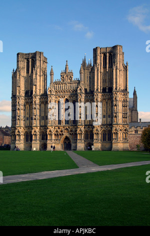Westfassade der Kathedrale von Wells in Somerset UK Oktober 2005 Stockfoto